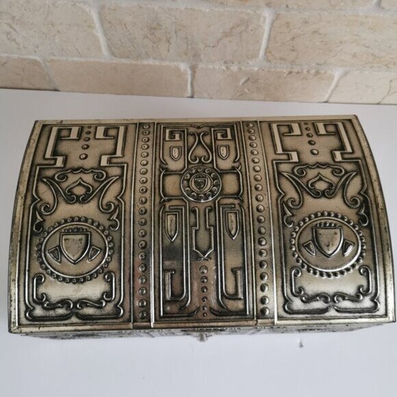 Vintage Holland Treasure Chest Tin Metal Victoria Biscuit Hinged Lid Kids Toy - Picture 4 of 10